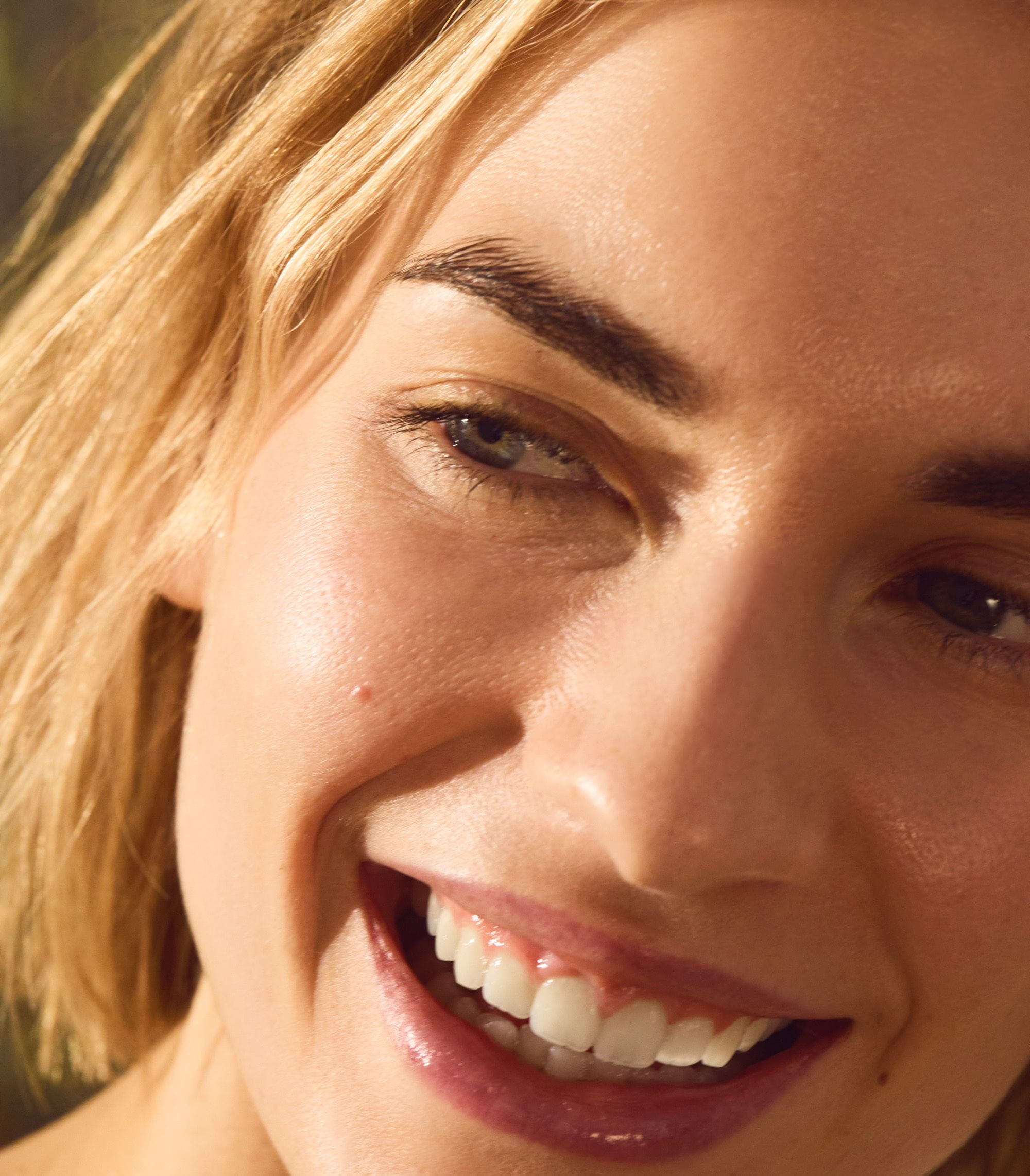 усмихната жена