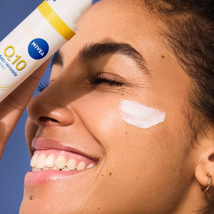 žena používajúca opaľovací krém Nivea
