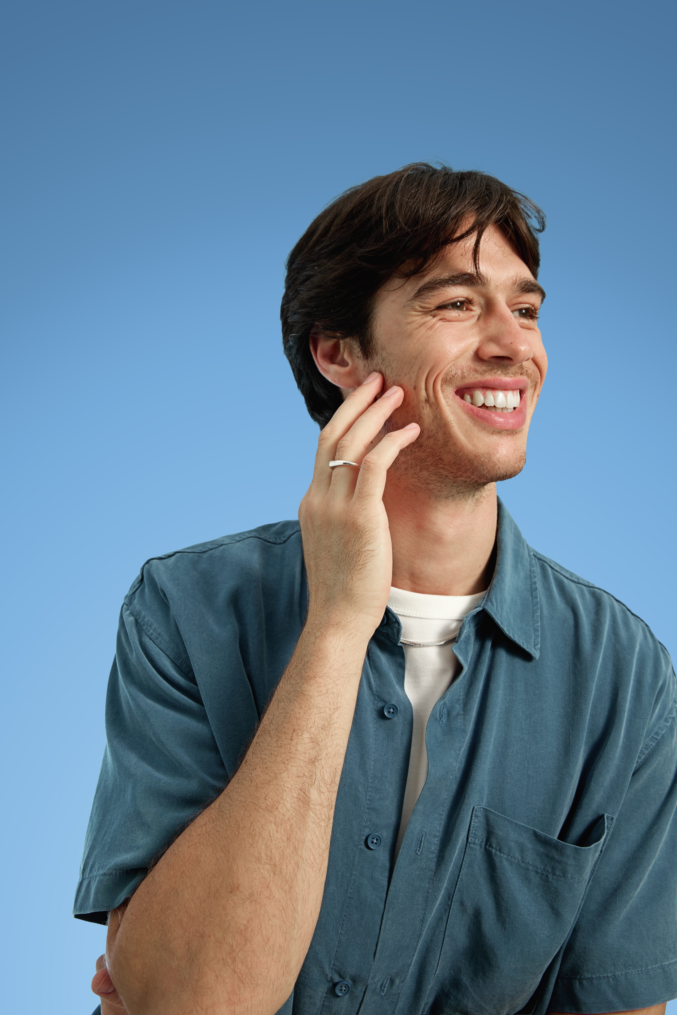 A man applying NIVEA's nourishing serum on his face