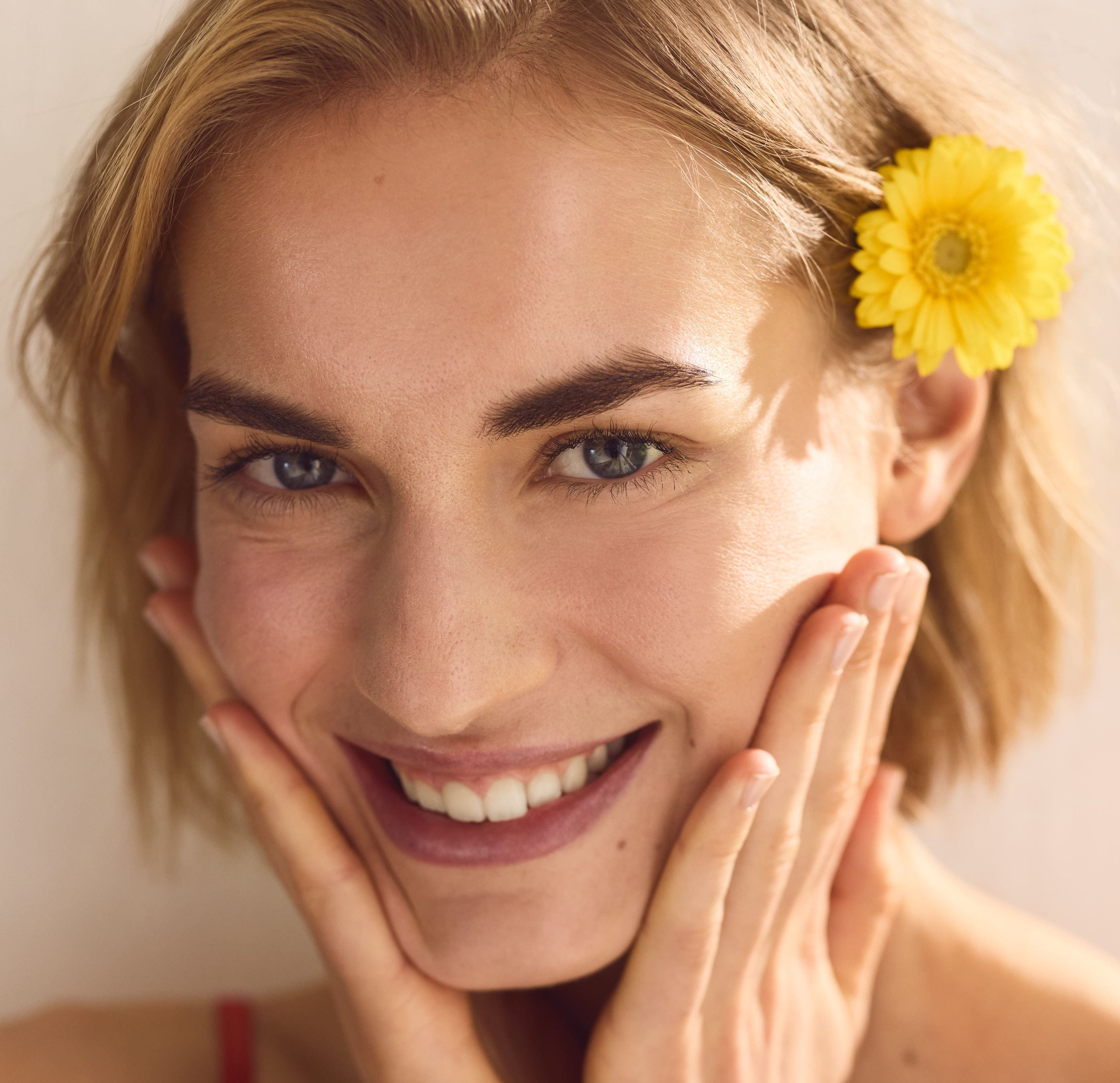 Mosolygó hölgy virággal a hajában