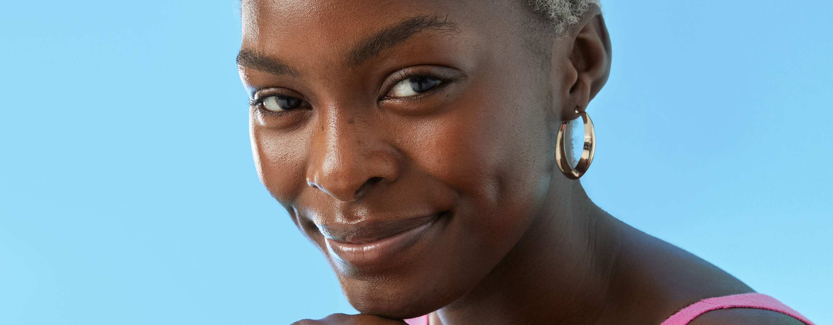 ragazza che usa il gel doccia Nivea Creme Care