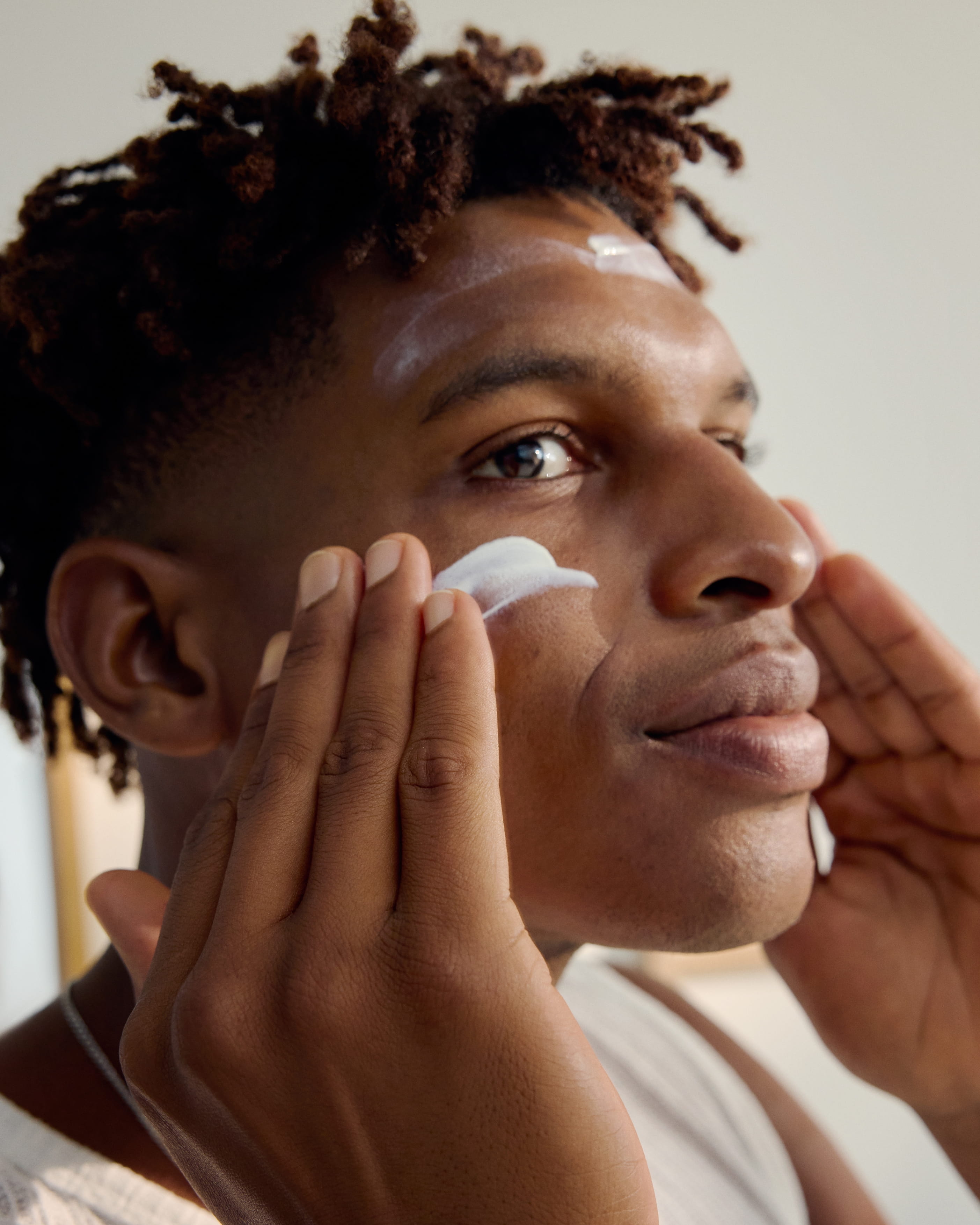 uomo che usa il balsamo post rasatura NIVEA MEN Sensitive 0% alcol