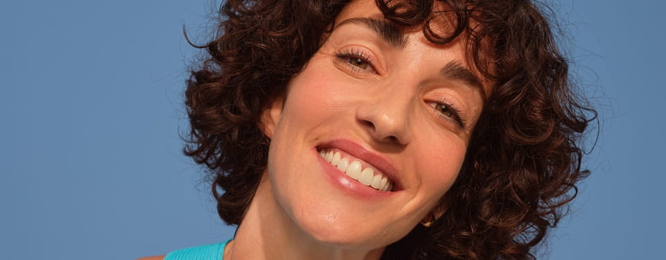 Frau macht einen Luftkuss