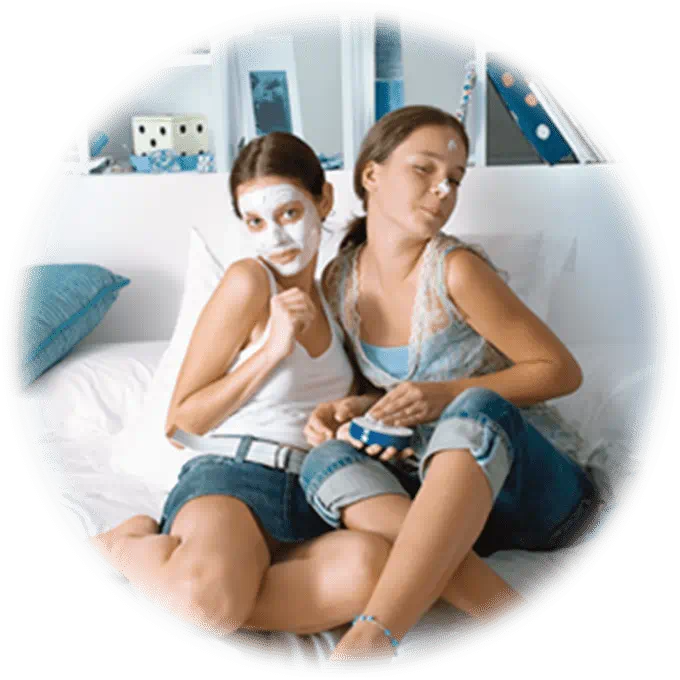 顔にニベアクリームを塗る写真