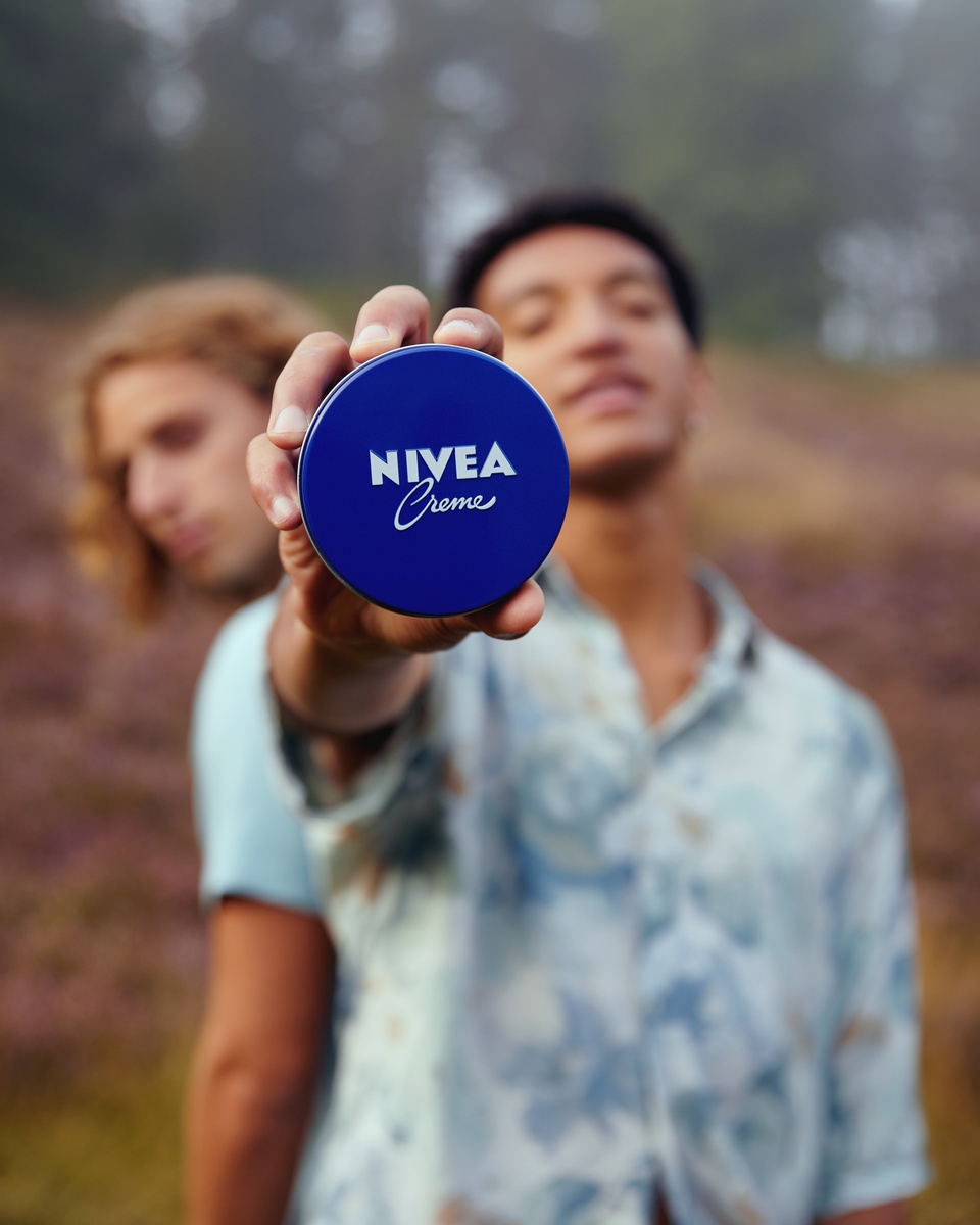 homem a segurar uma lata NIVEA Creme