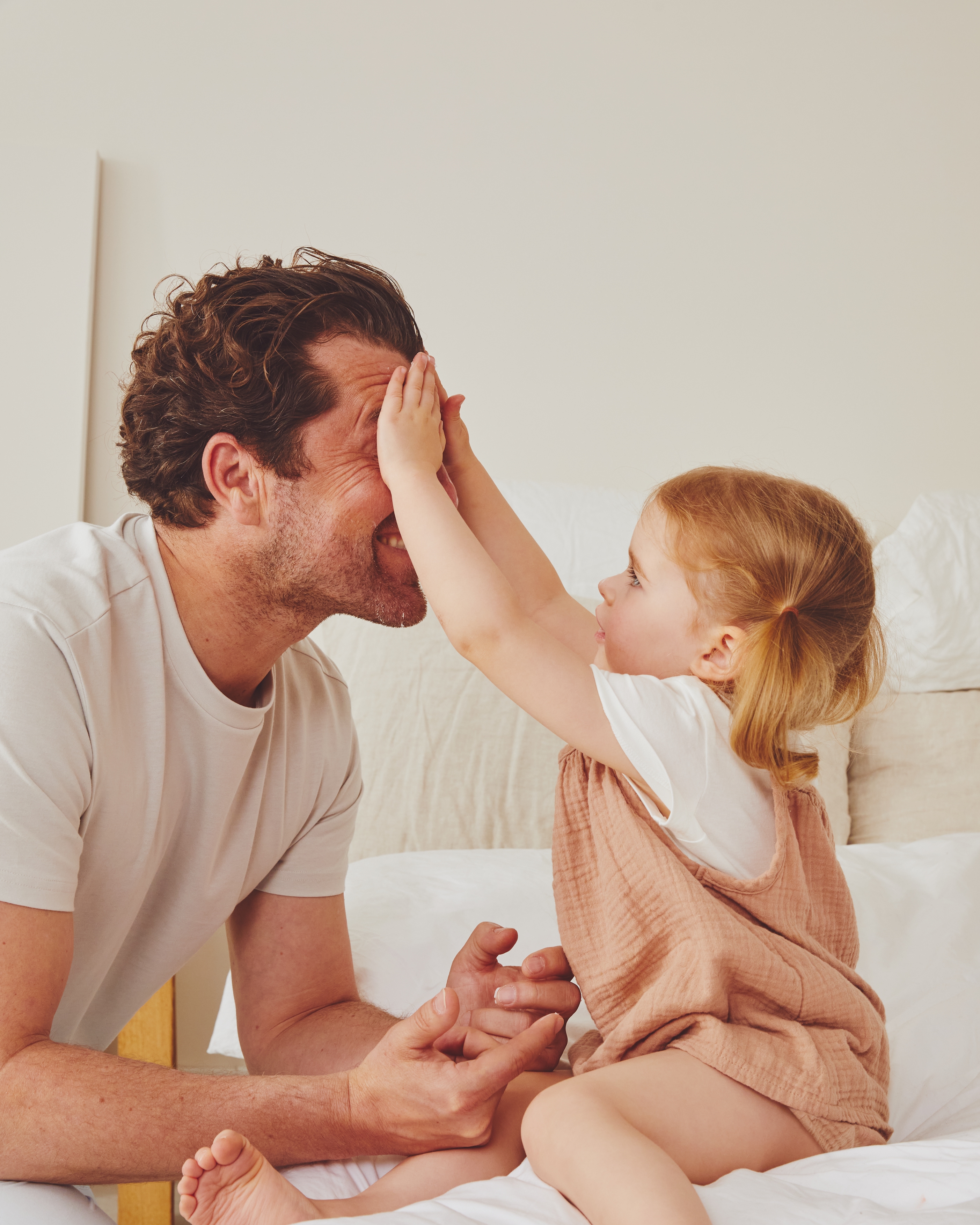 jeune fille jouant avec son père