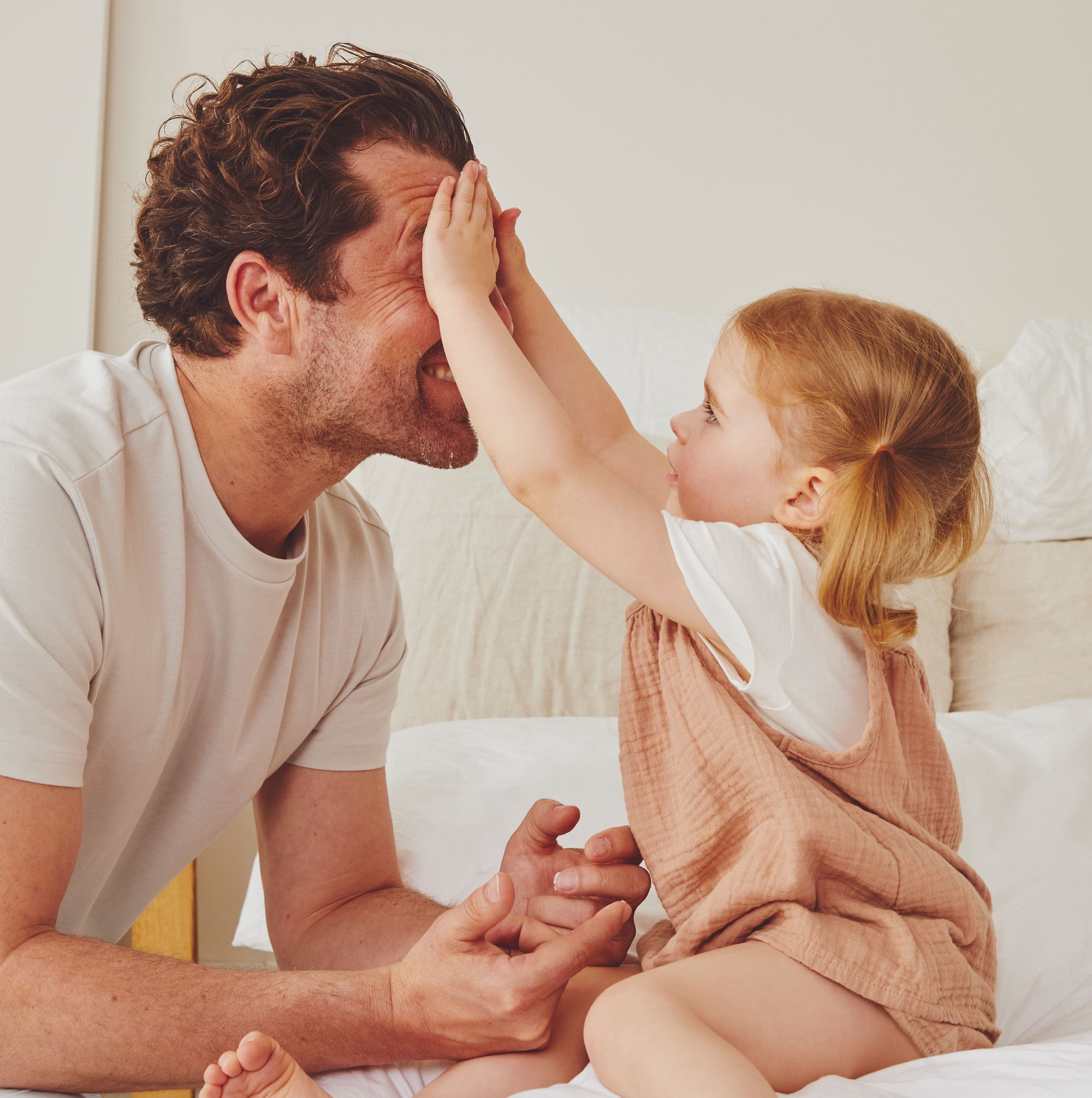 jeune fille jouant avec son père