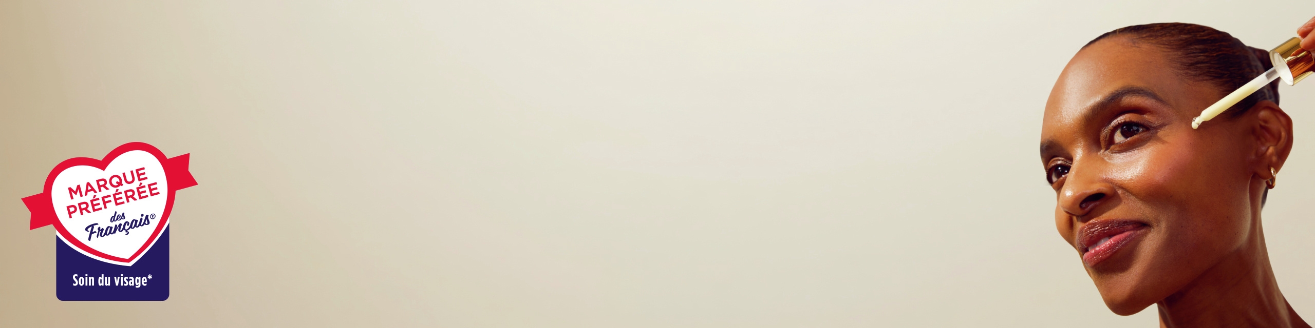 femme appliquant du sérum pour le visage