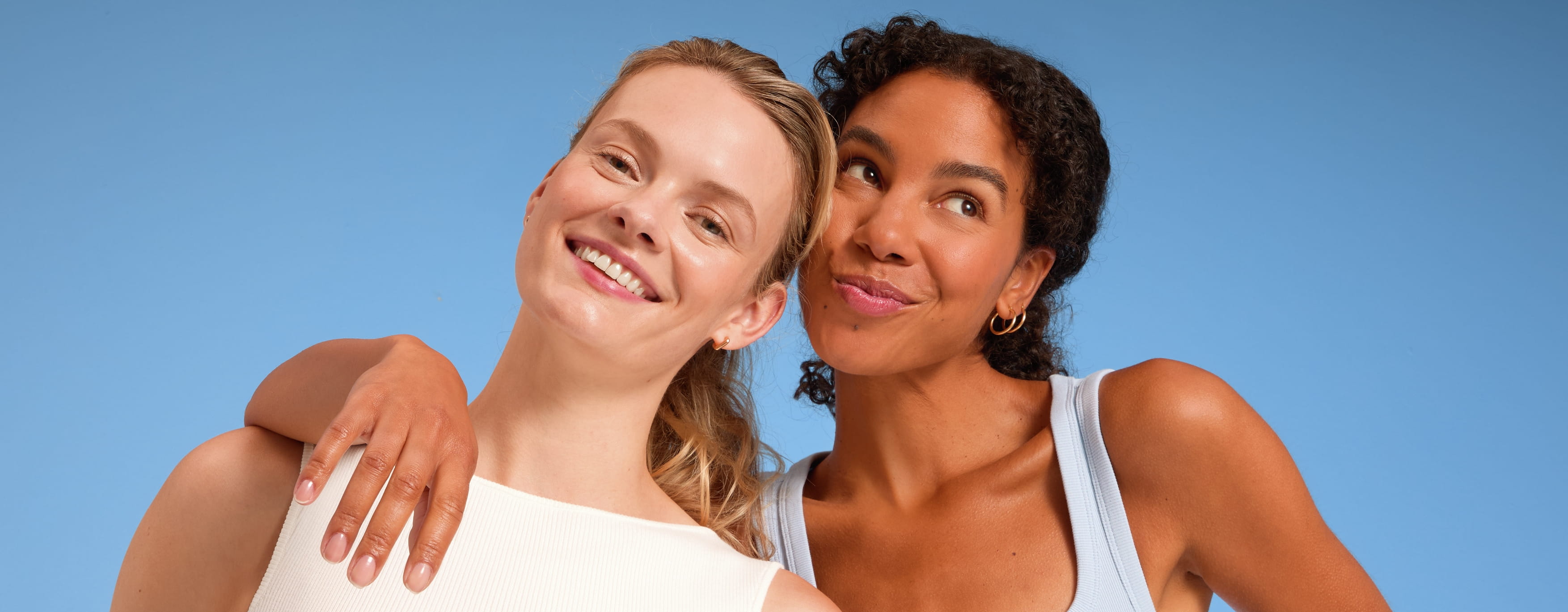 Duas meninas, sorrindo