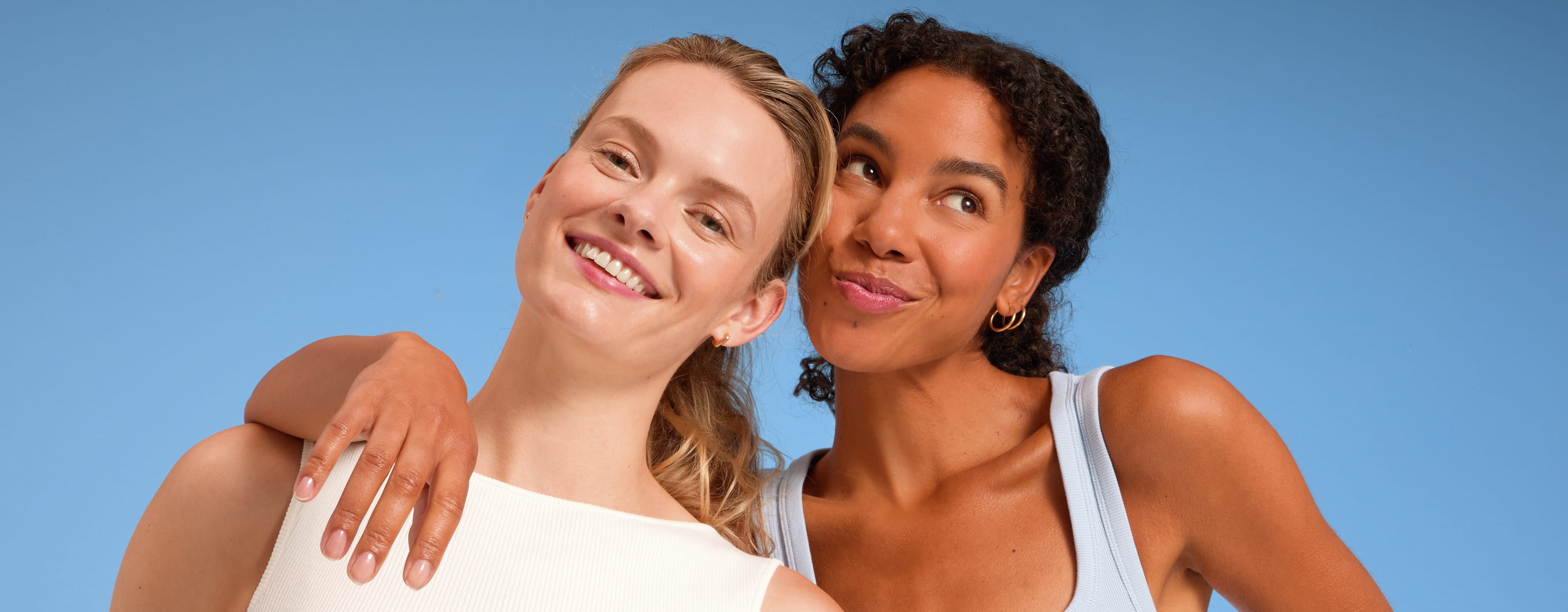 Dvě mladé ženy se usmívají