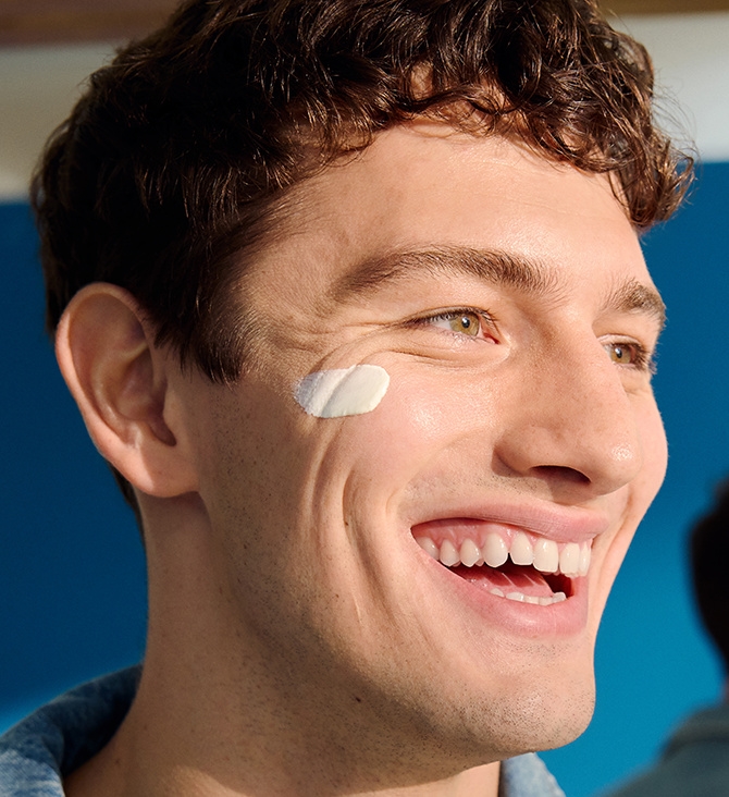 Mann mit Nivea-Gesichtscreme im Gesicht.