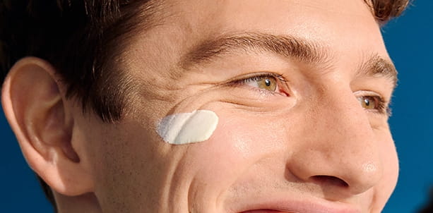 Mann mit Nivea-Gesichtscreme im Gesicht.