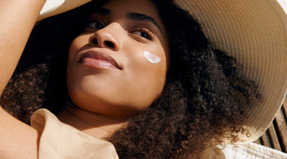 Blonde jongetje met zomer hoedje