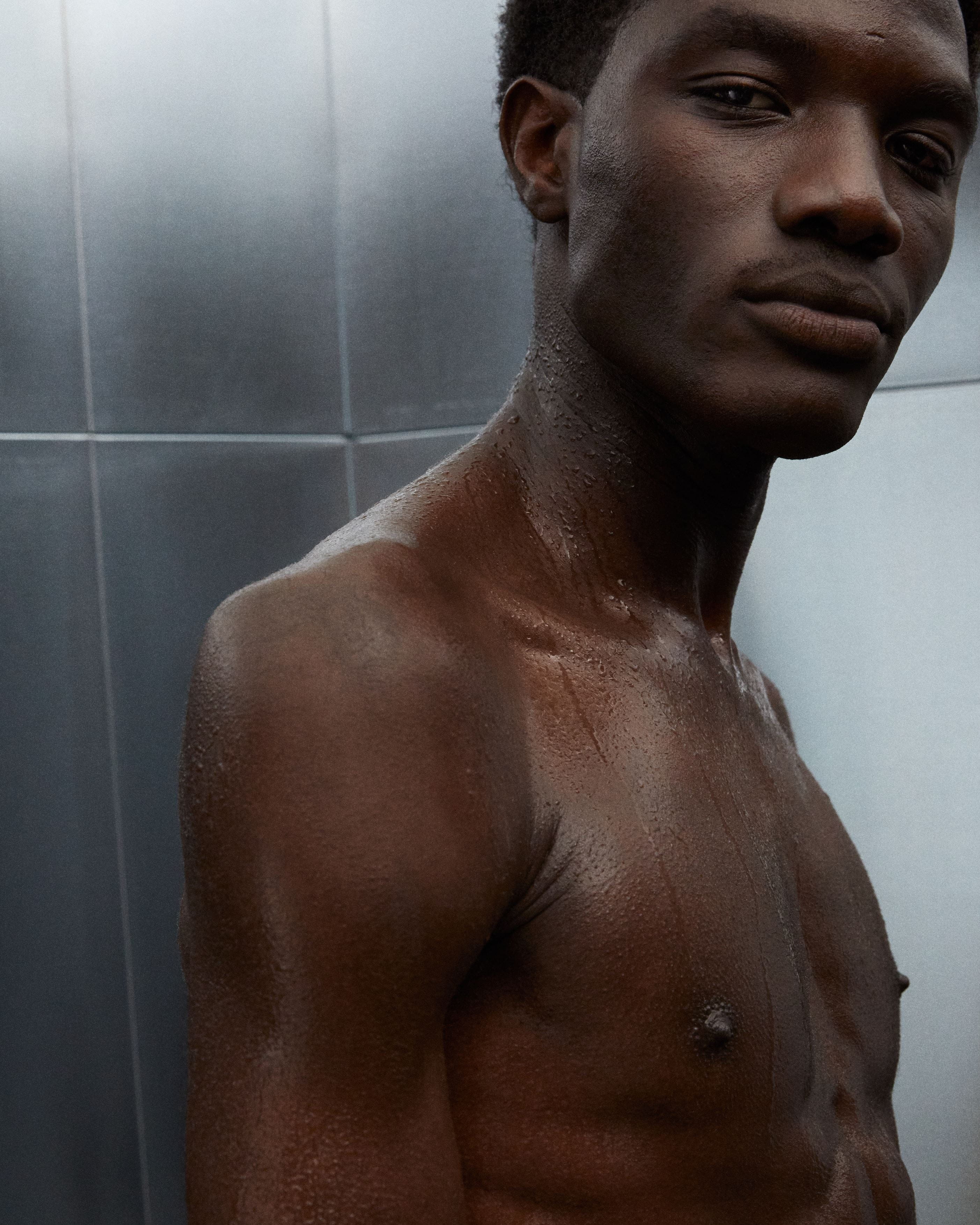 homme qui prend sa douche