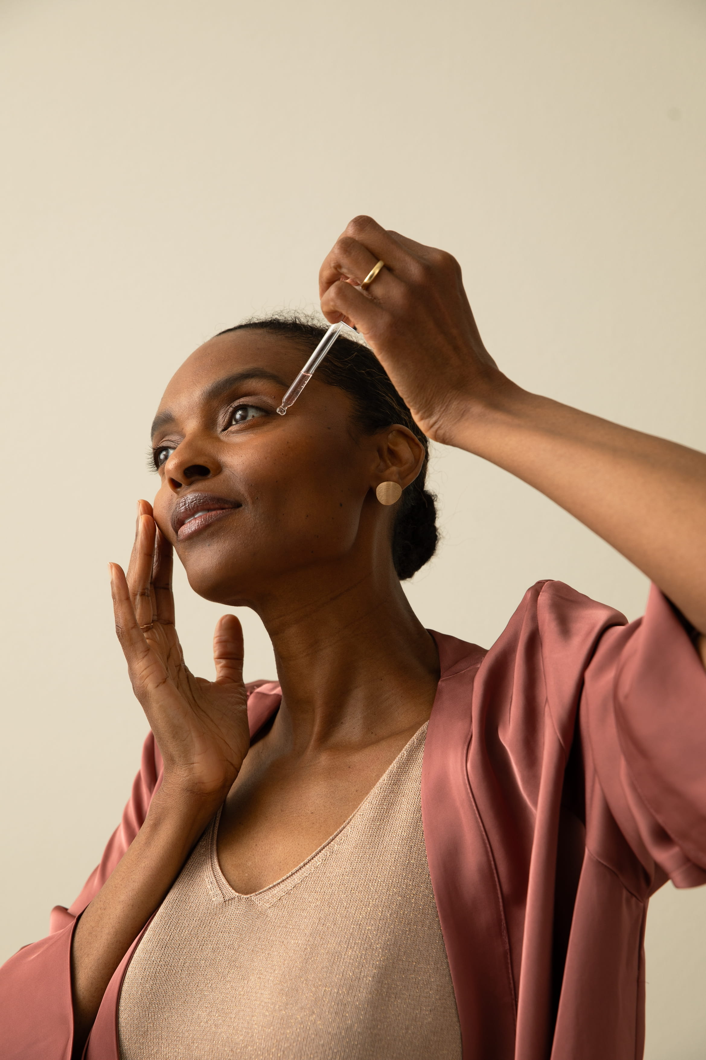 Kvinne påfører ansiktsserum