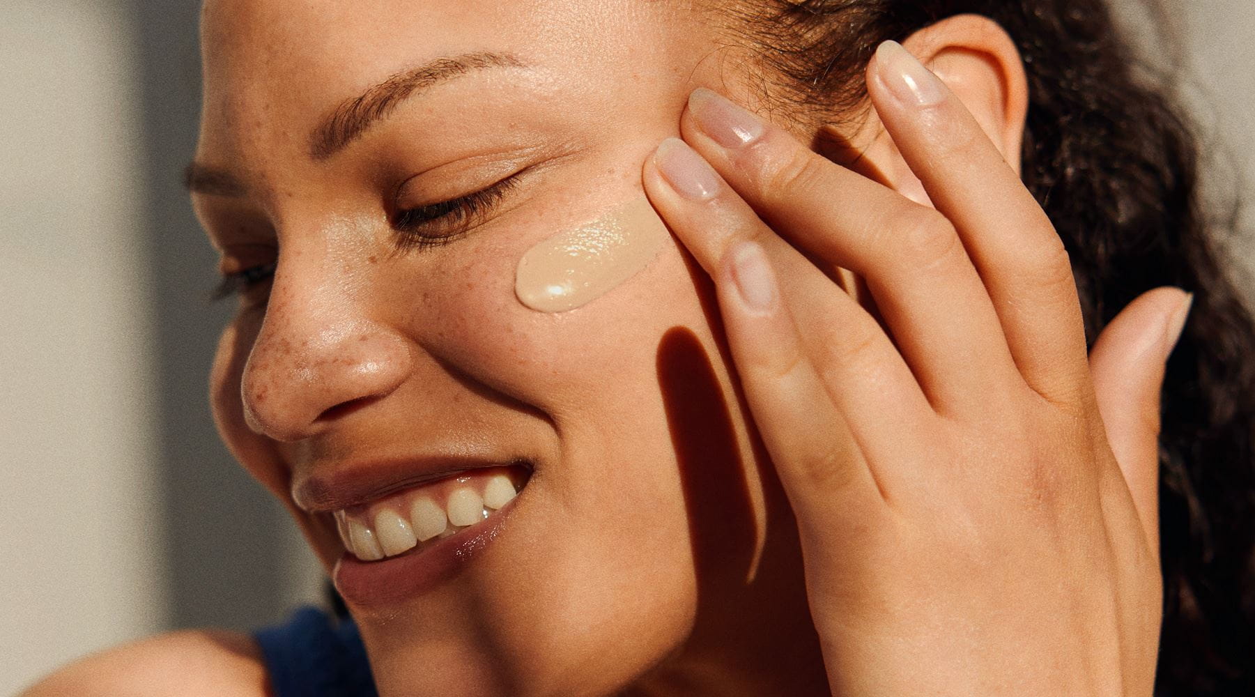 Mujer aplicado protector solar con color en su piel