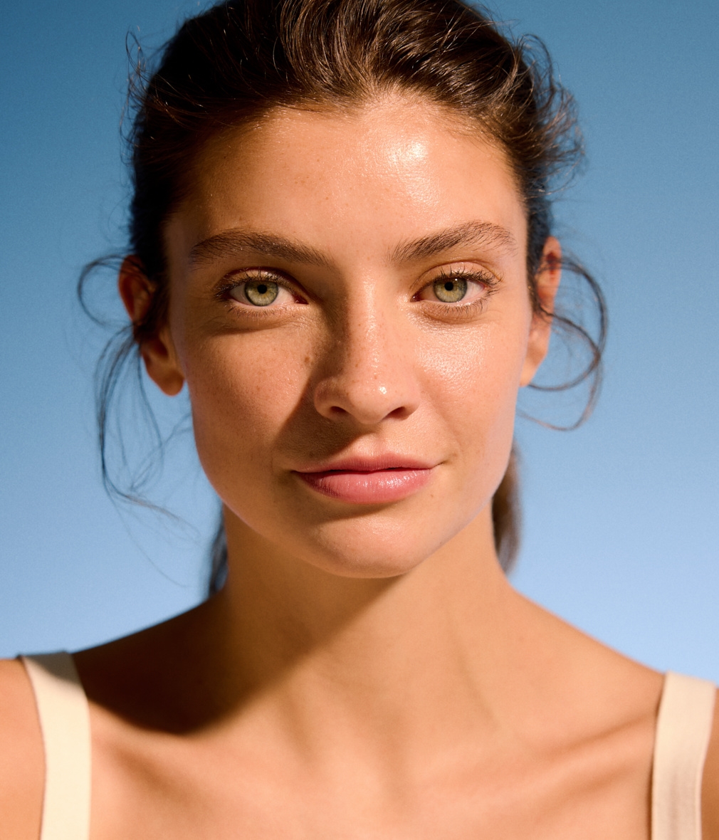 vrouw met nivea gezicht zonnebrandcrème