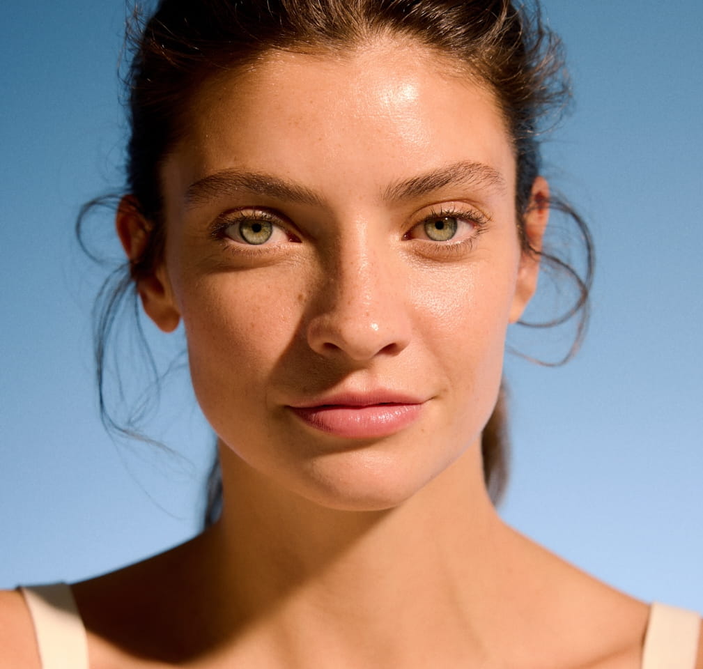 vrouw met nivea gezicht zonnebrandcrème