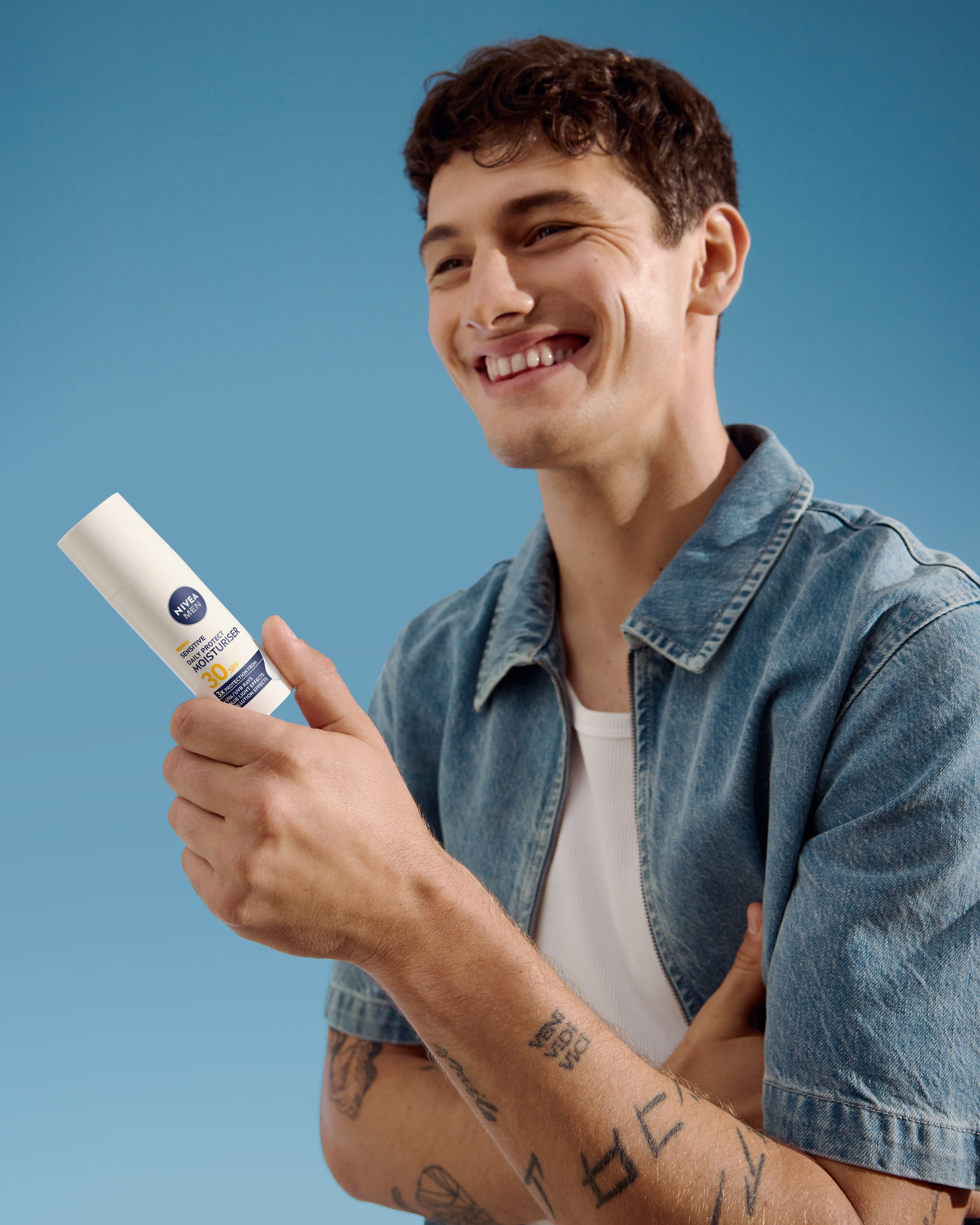 man som använder NIVEA MEN Sensitive ansiktskräm