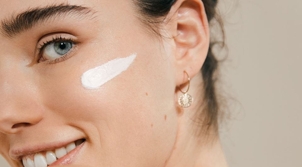 femme avec rougeur au visage