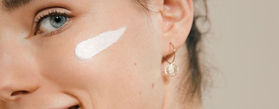 femme avec rougeur au visage