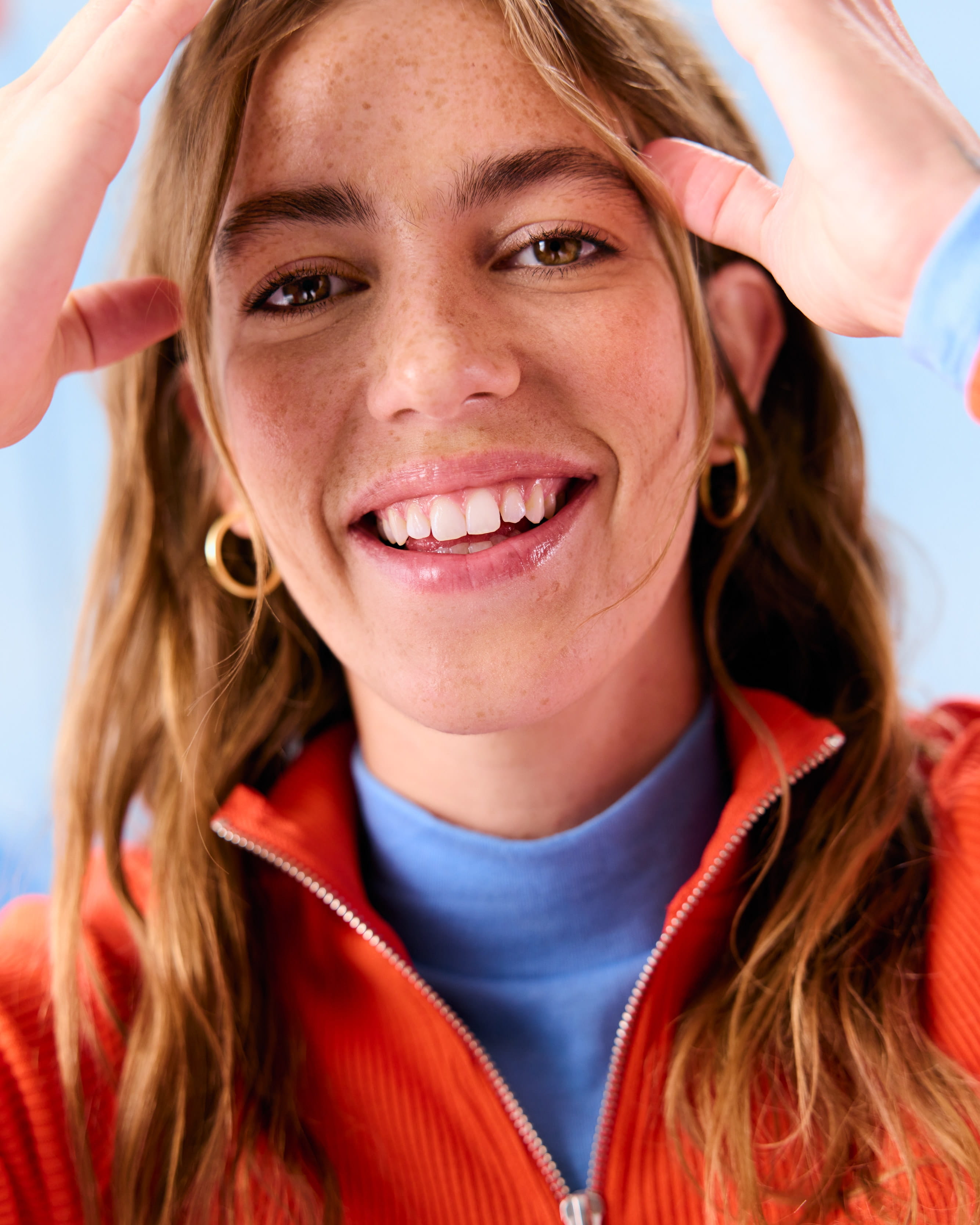 mulher com gola alta