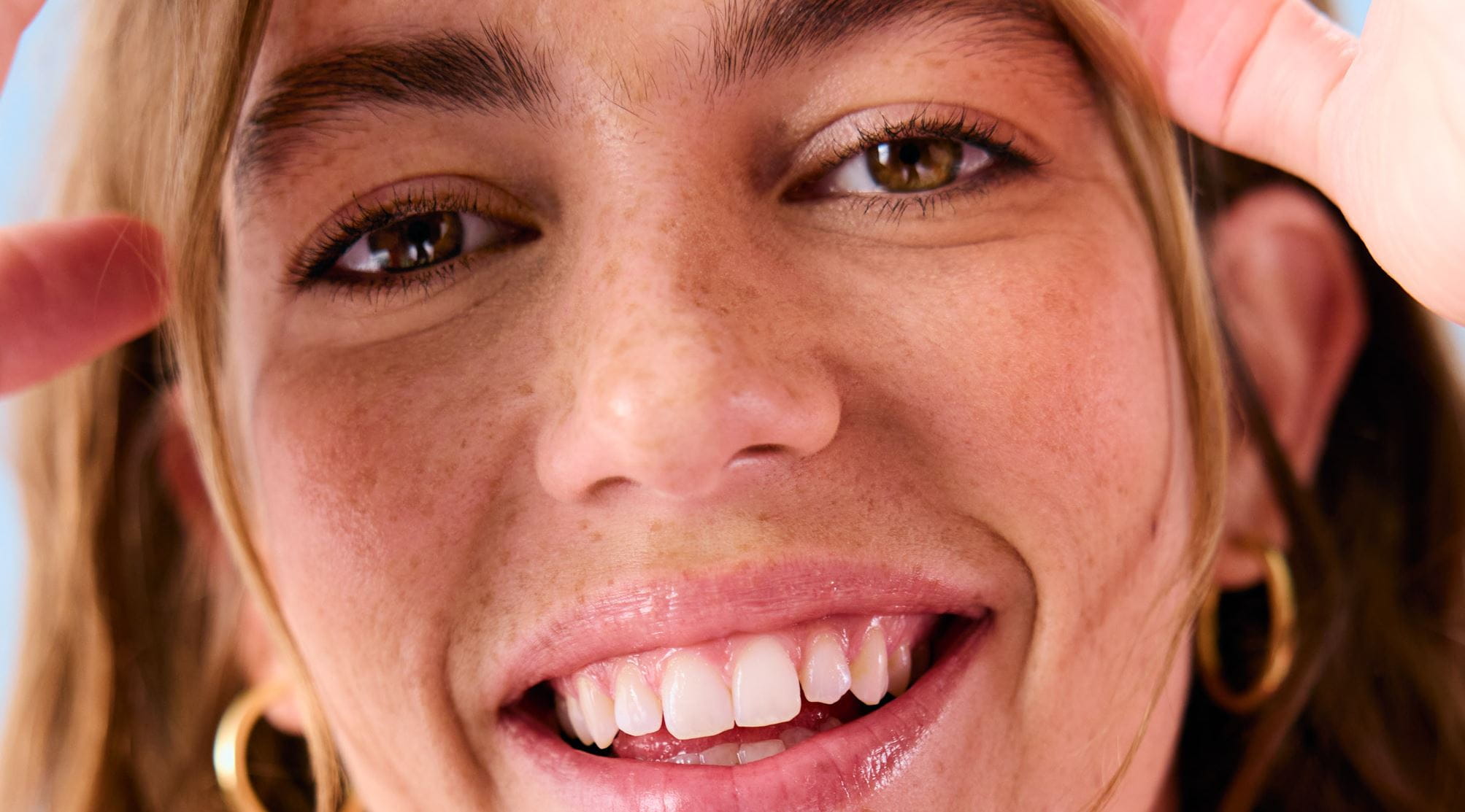 mulher com gola alta