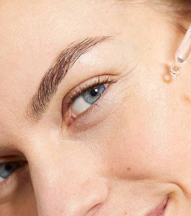 Junge Frauen tragen Serum auf