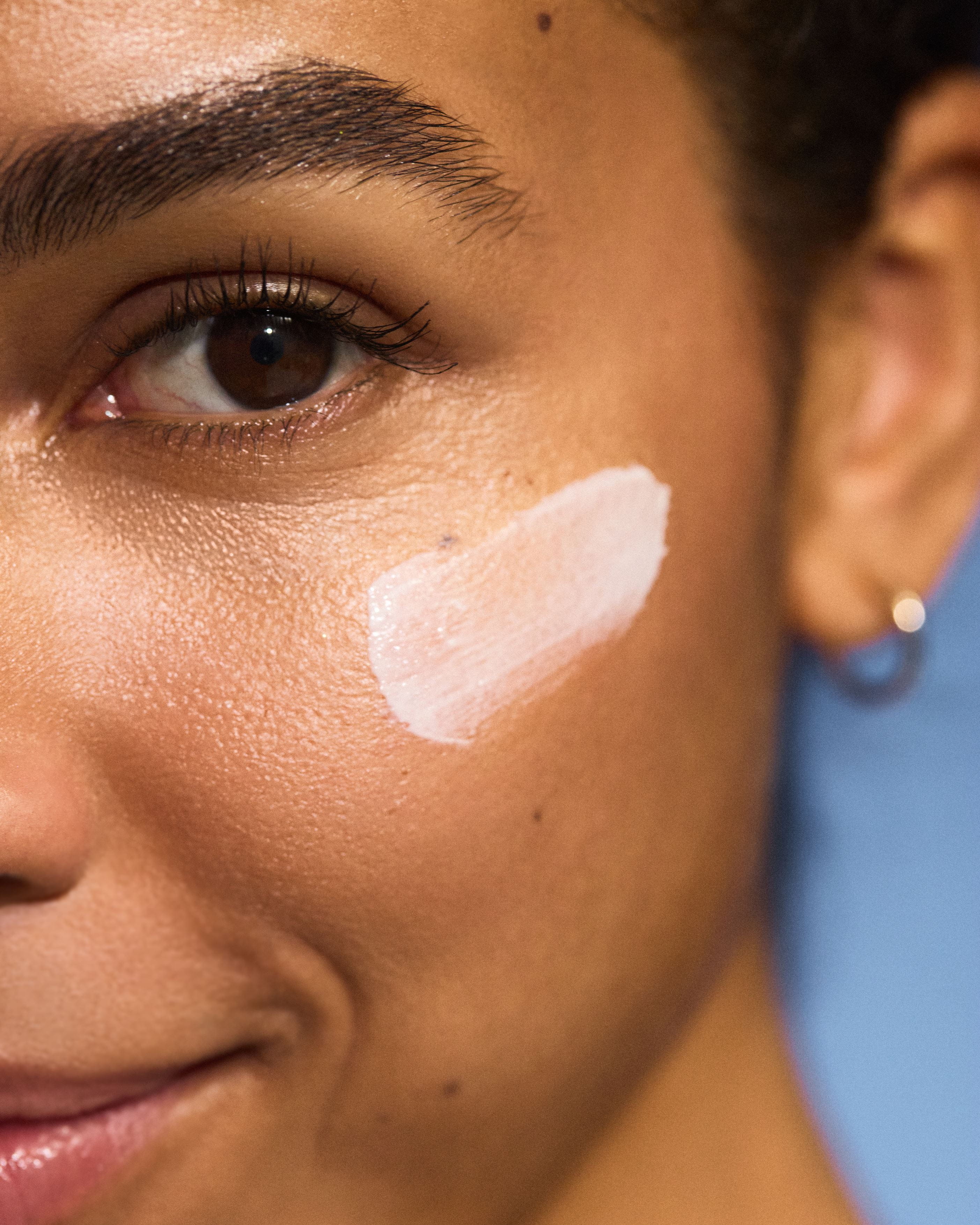  donna che utilizza il gel doccia Nivea Cream Care