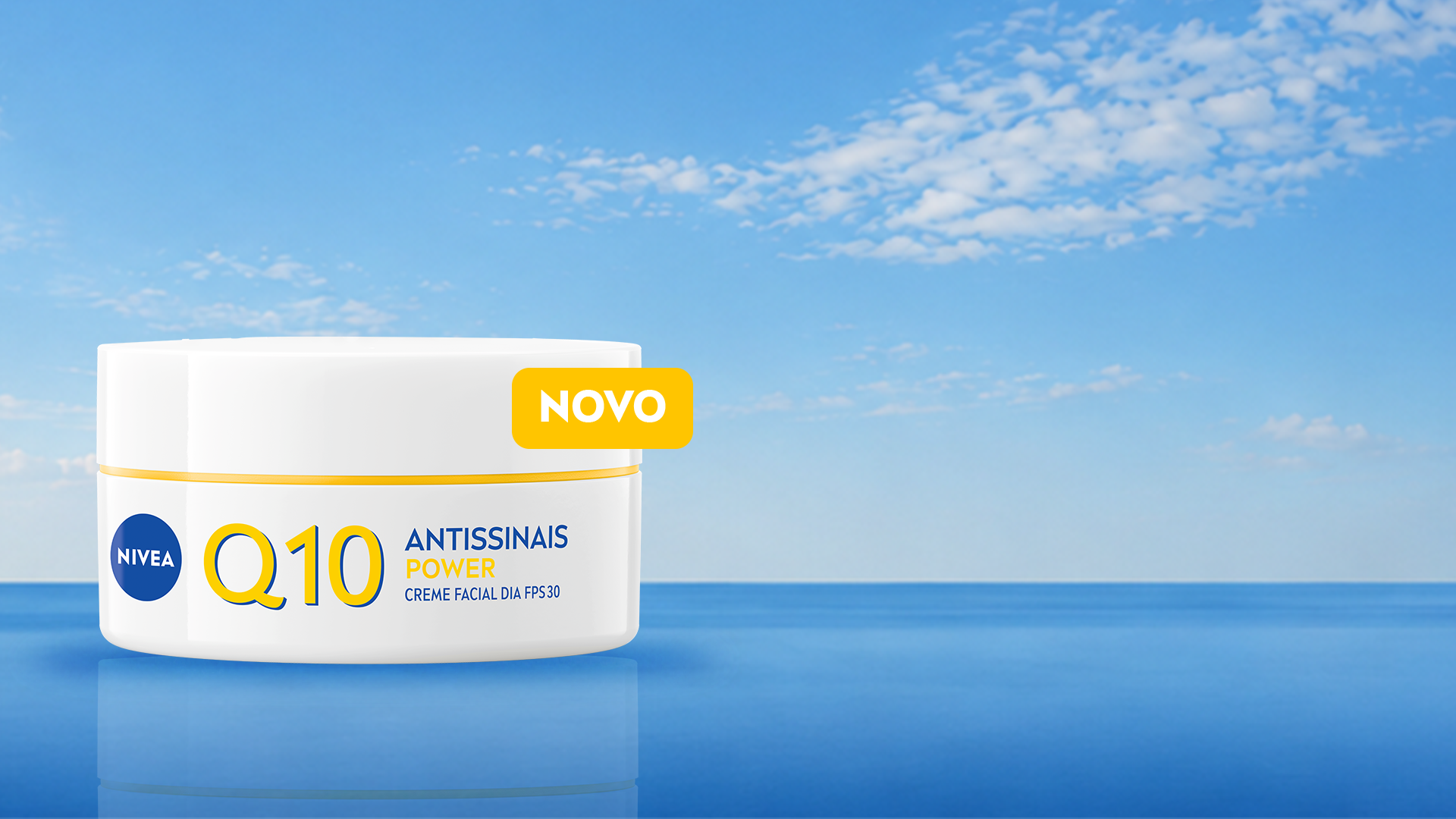Pote de creme facial NIVEA Q10 Antissinais Power FPS 30, embalagem branca com detalhes dourados e selo amarelo "Novo", sobre fundo azul.