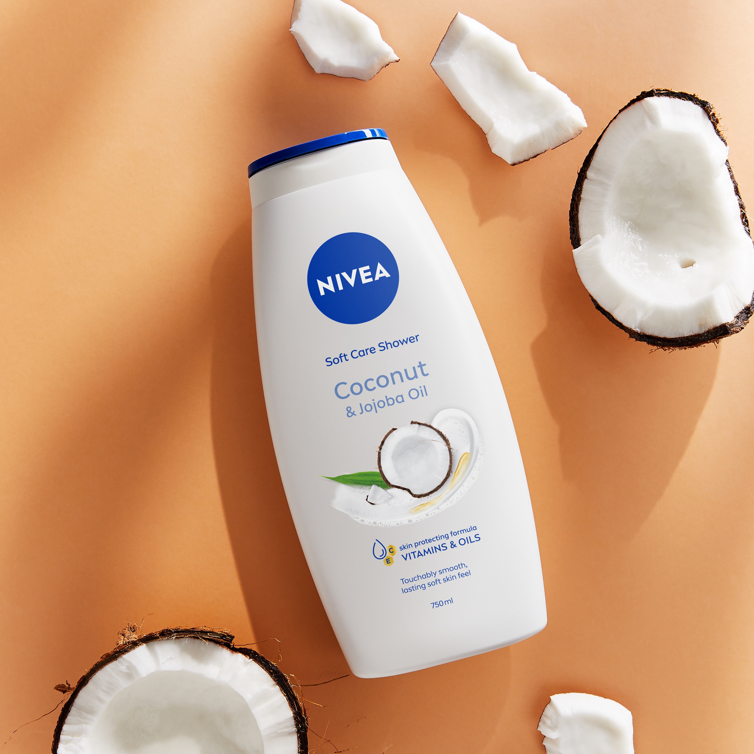 Närbild av bitar av en kokosnöt på orange bakgrund