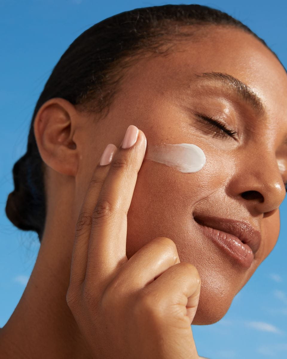 nuori nainen levittää Nivea-voidetta