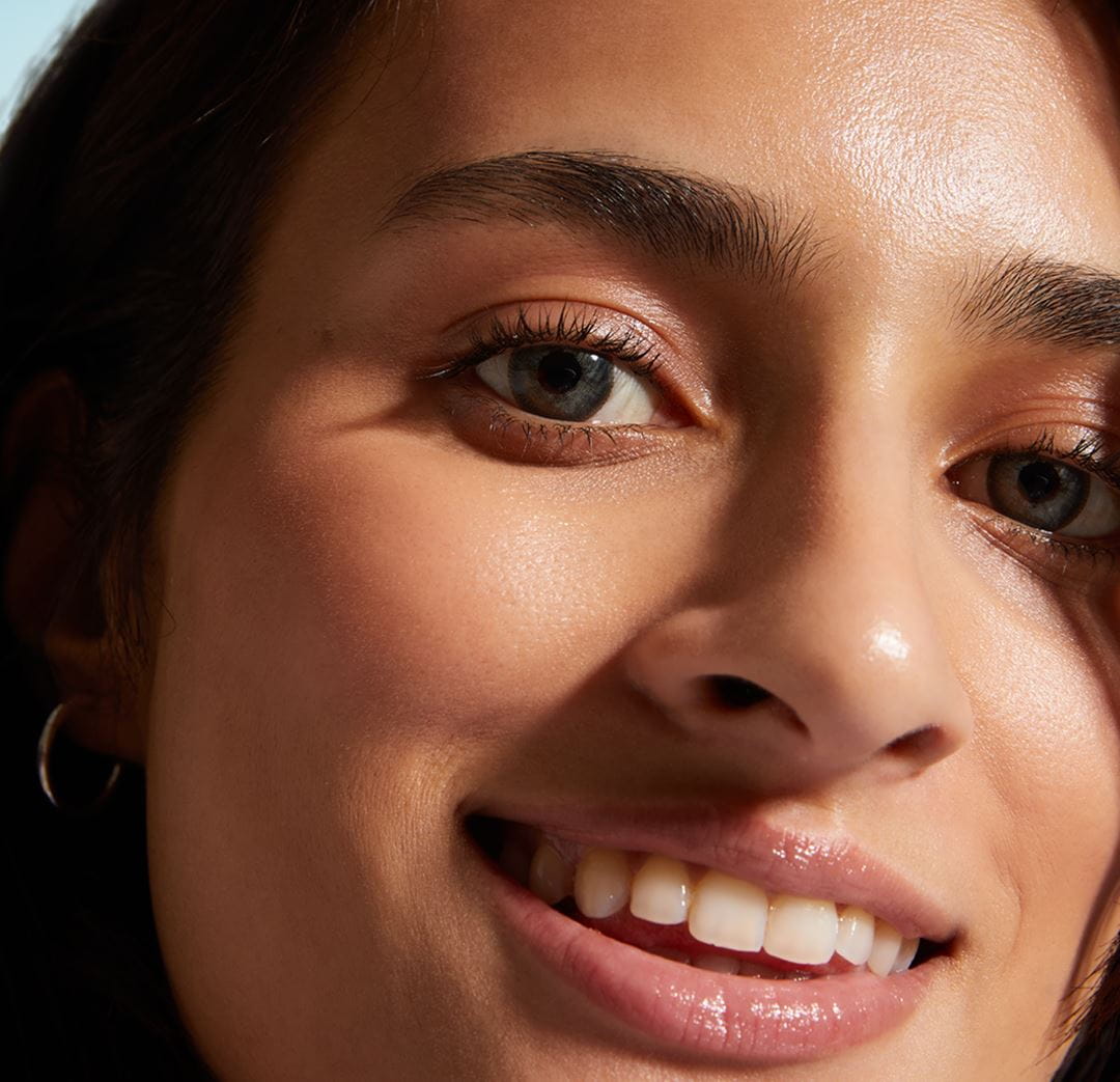 Woman using non-comedogenic products