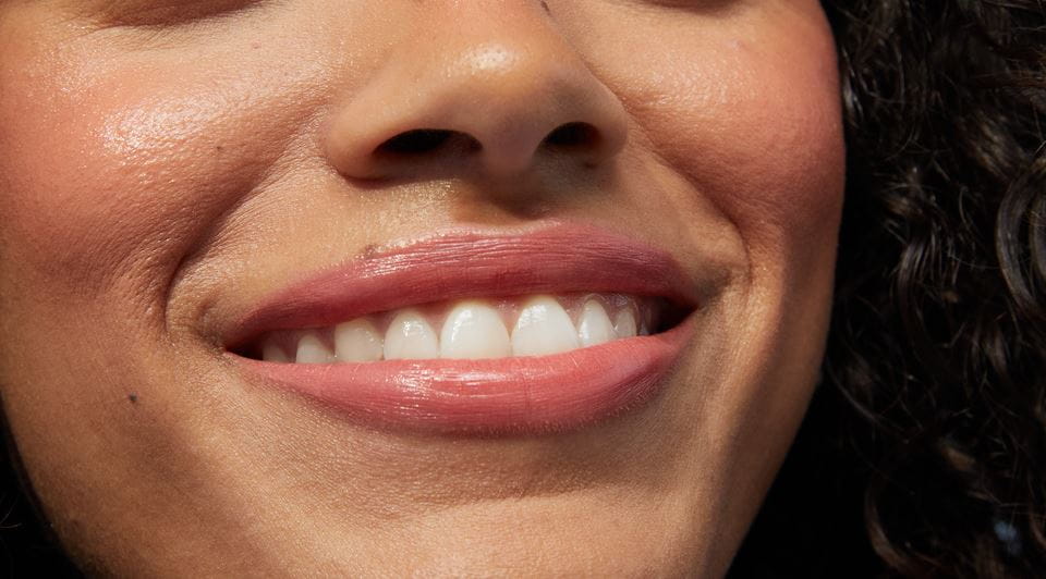 Femme donne un bisous sur la joue d'un homme