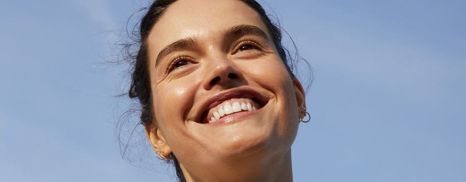 roodharige vrouw met een Nivea Q10 gezichtscrème