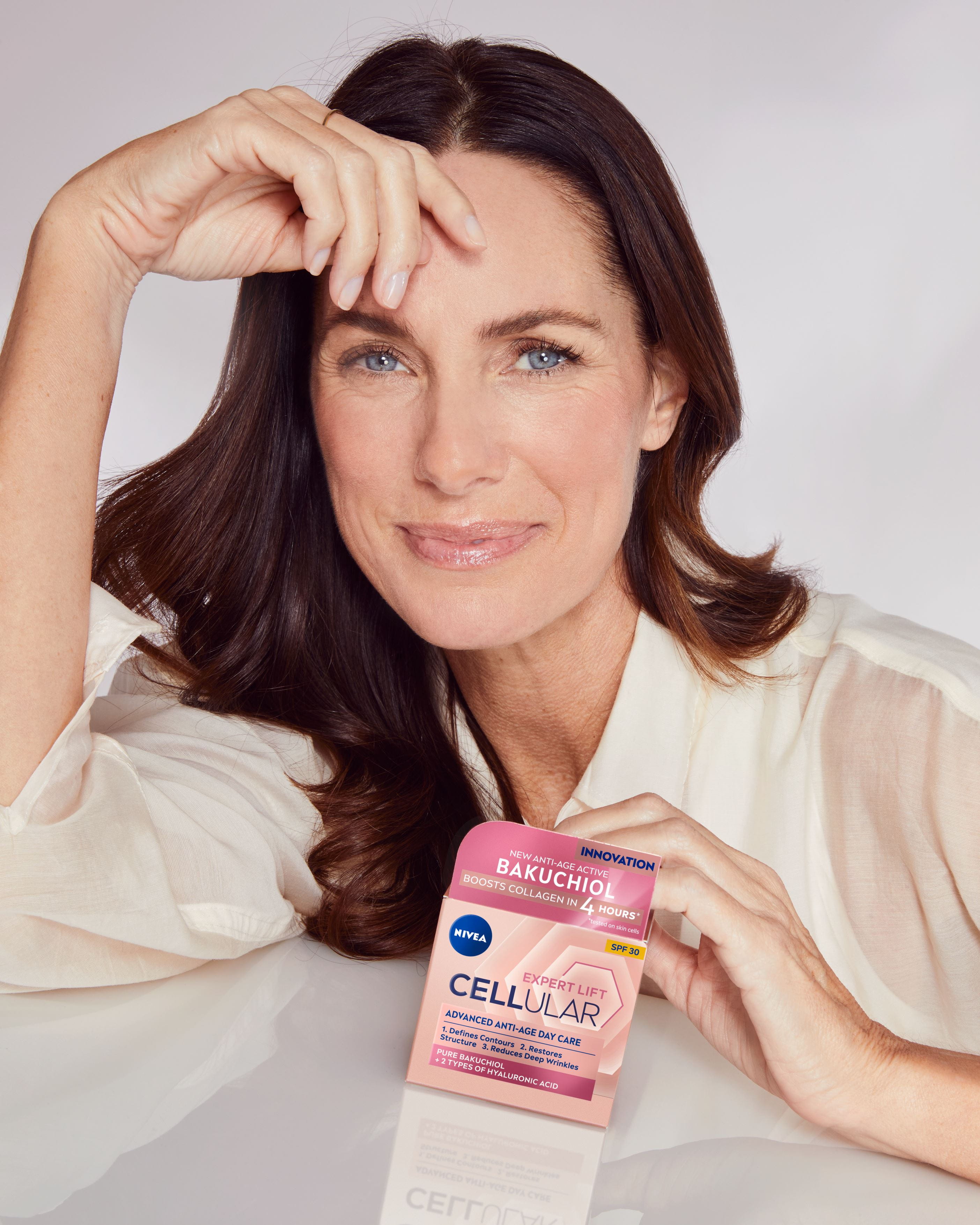 woman with Cellular Expert Lift day cream