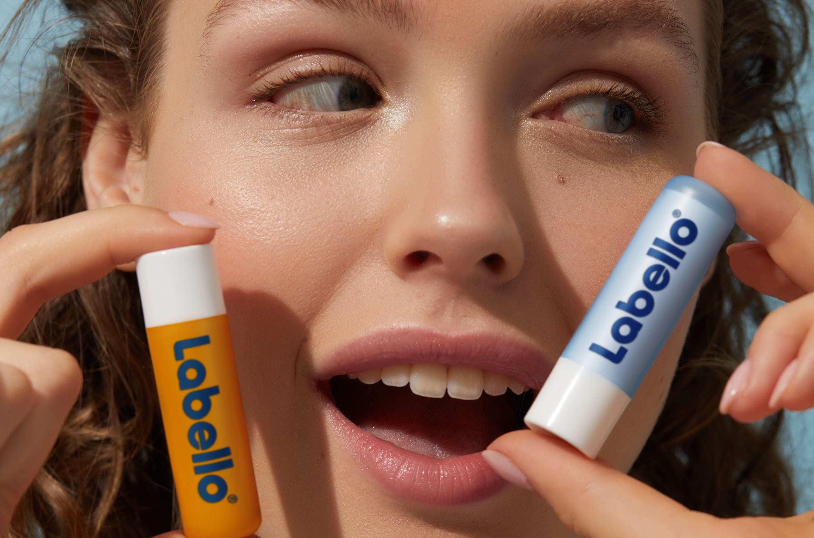 Mulher com dois batons