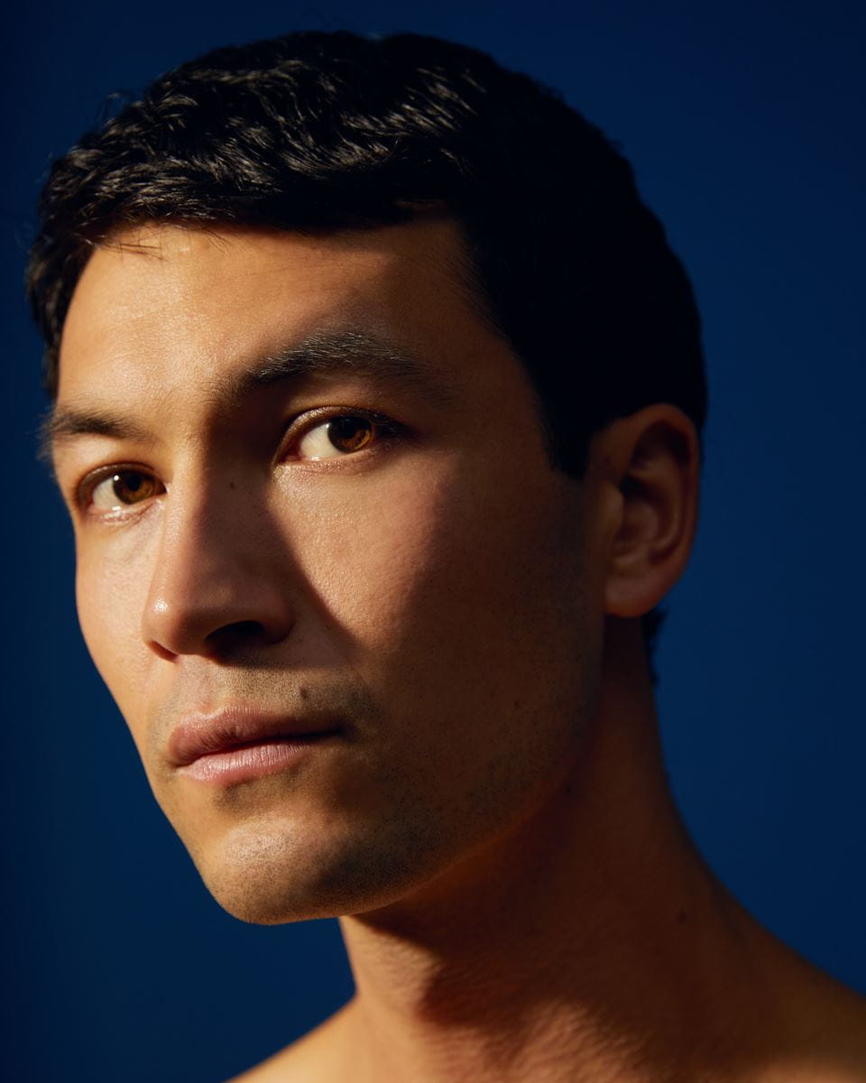 homme appliquant la crème pour le visage Nivea