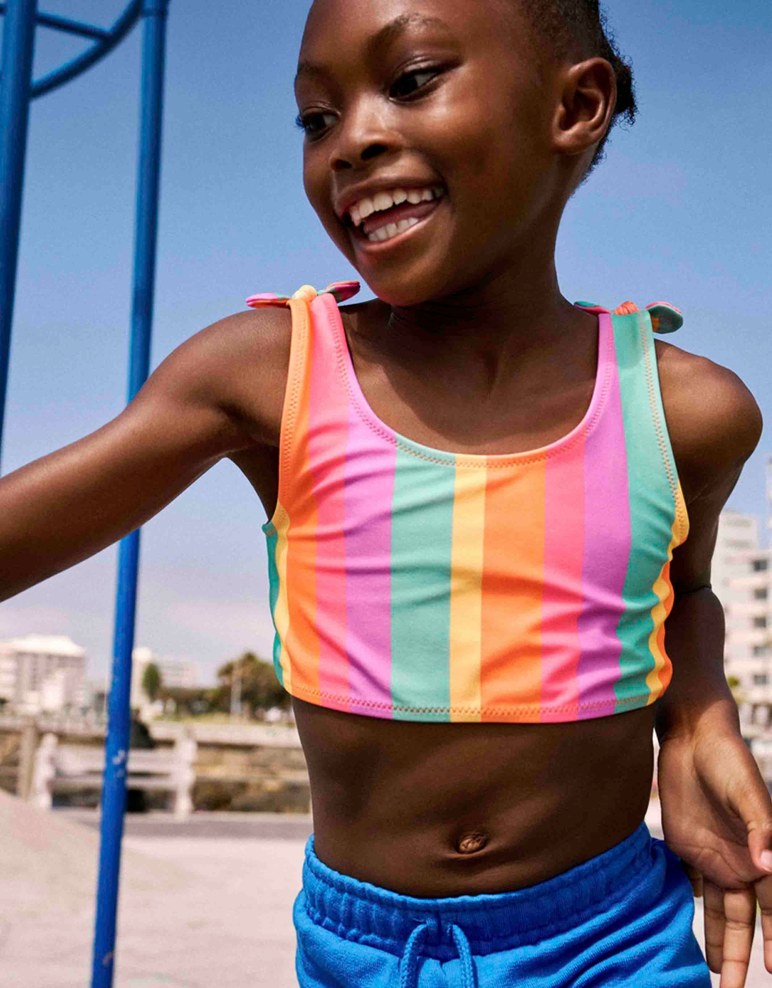 bebé ao colo do pai na praia