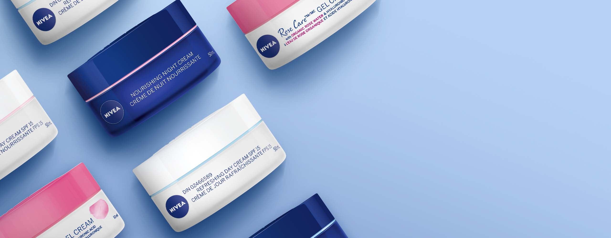Vue du produit Crème de jour nourrissante SPF15 de Nivea tenu par un mannequin sur un fond rose clair avec la description du produit.