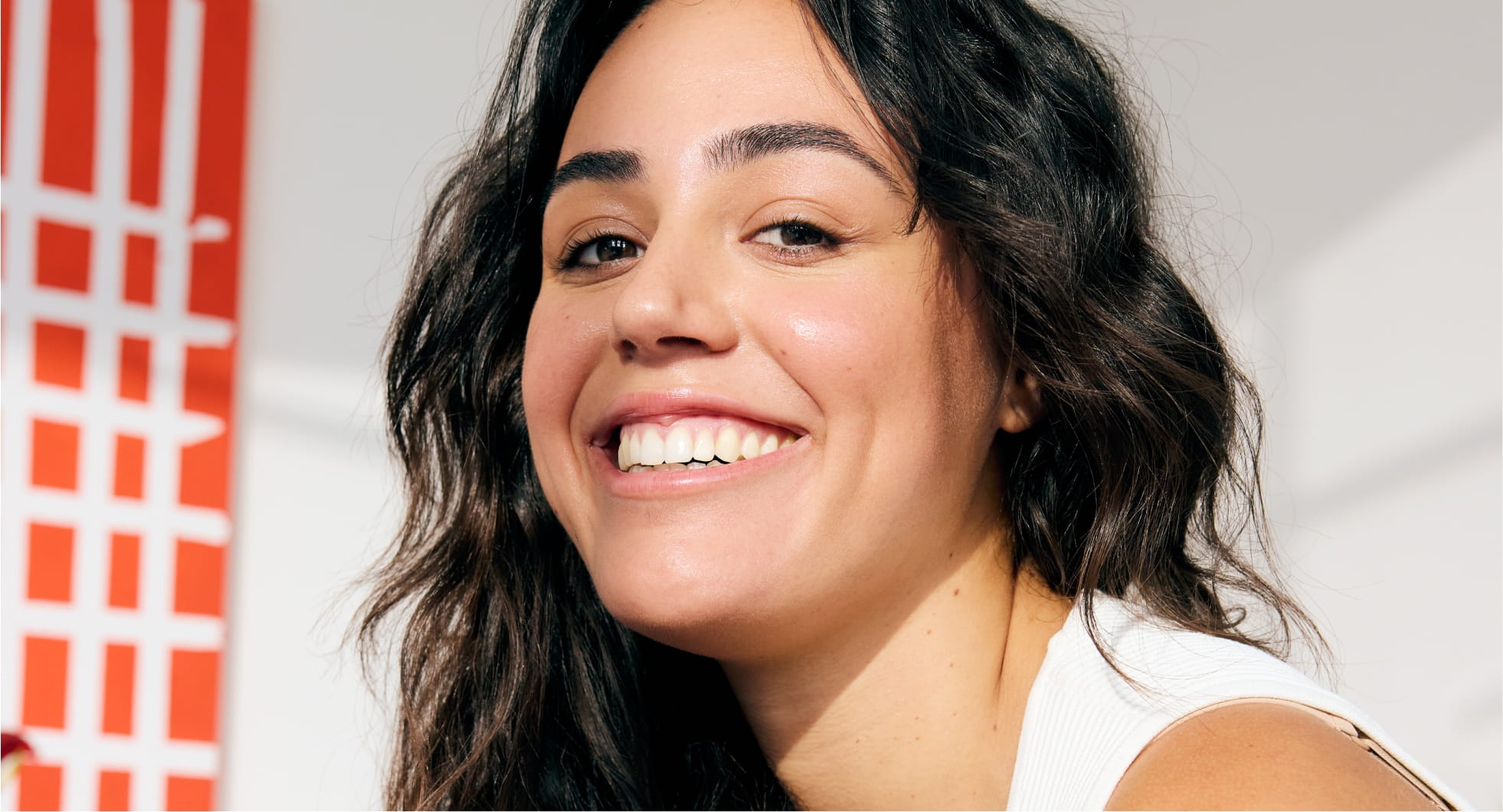 mulher de pele hidratada sorrindo