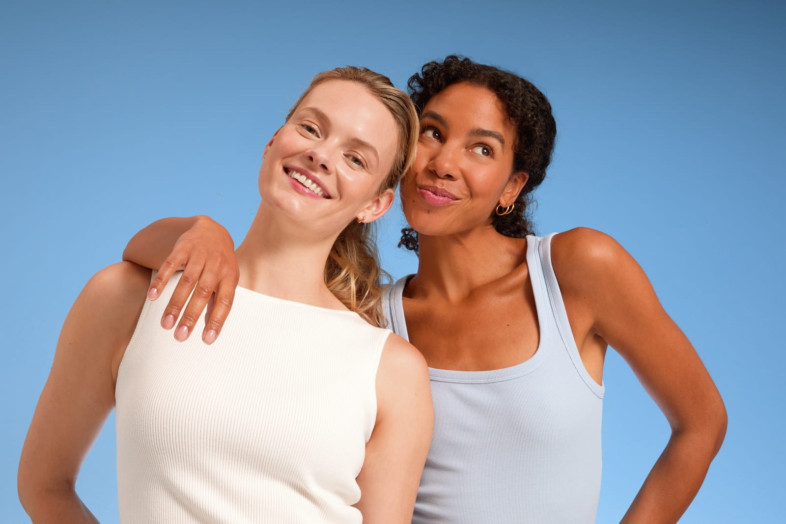 Due ragazze sorridenti