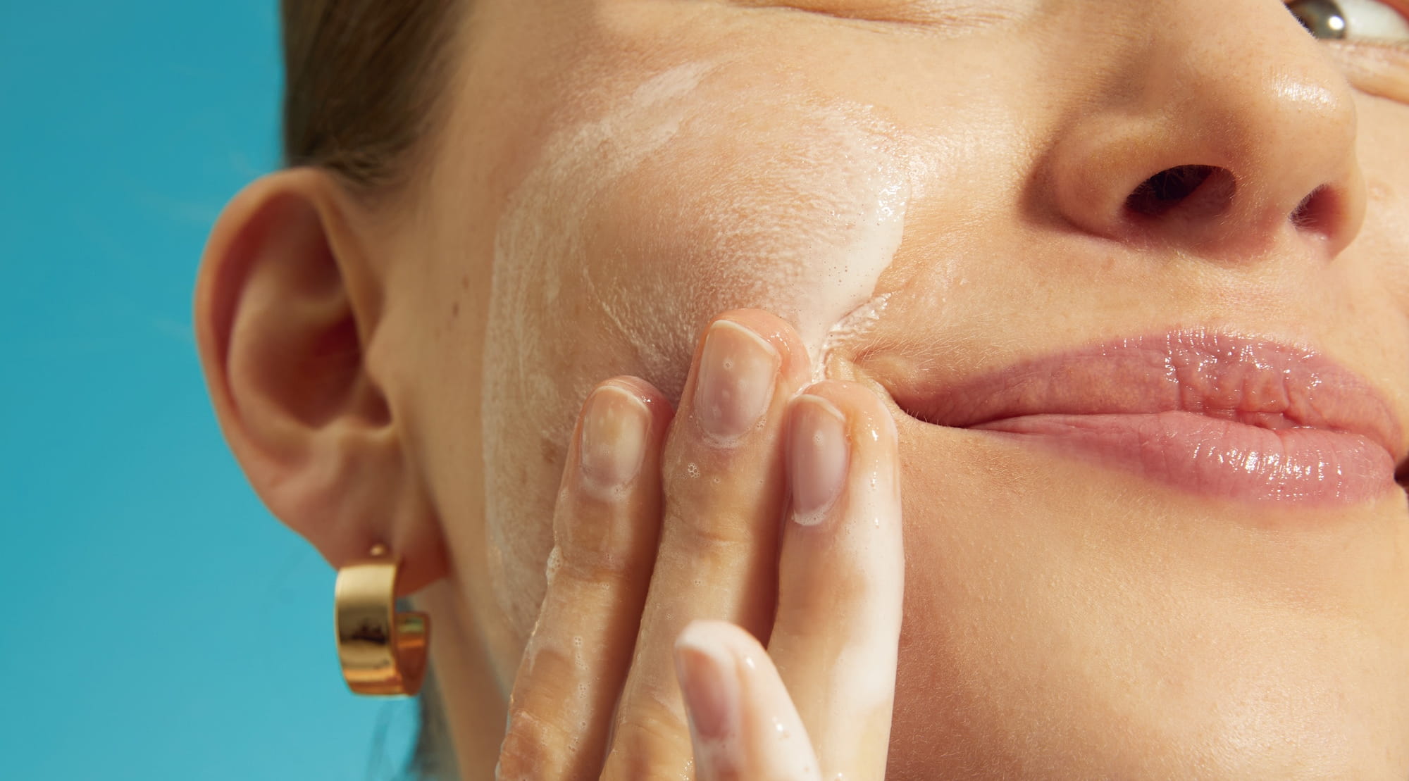 due ragazze in piedi fianco a fianco