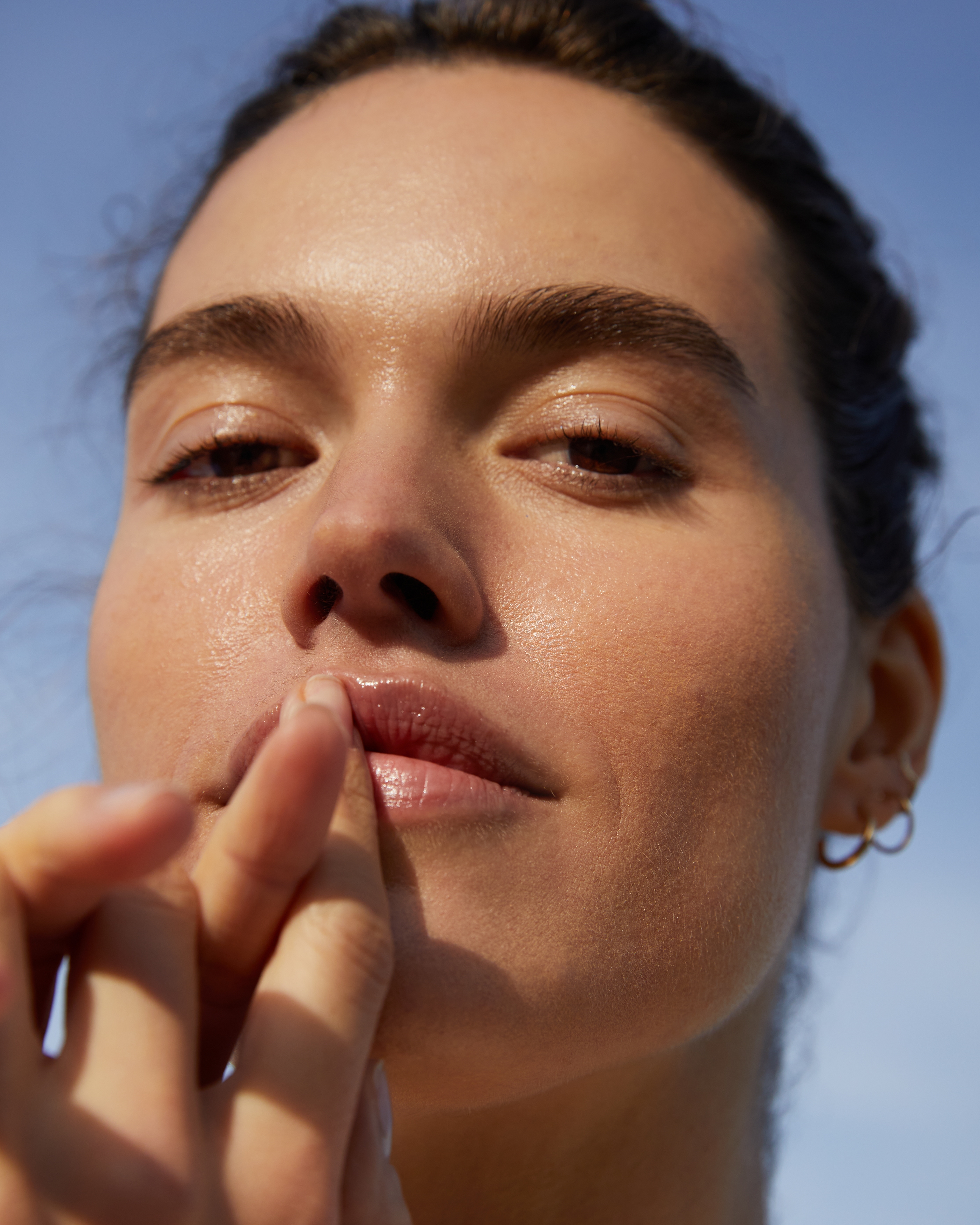 En person i närbild som tittar i kameran