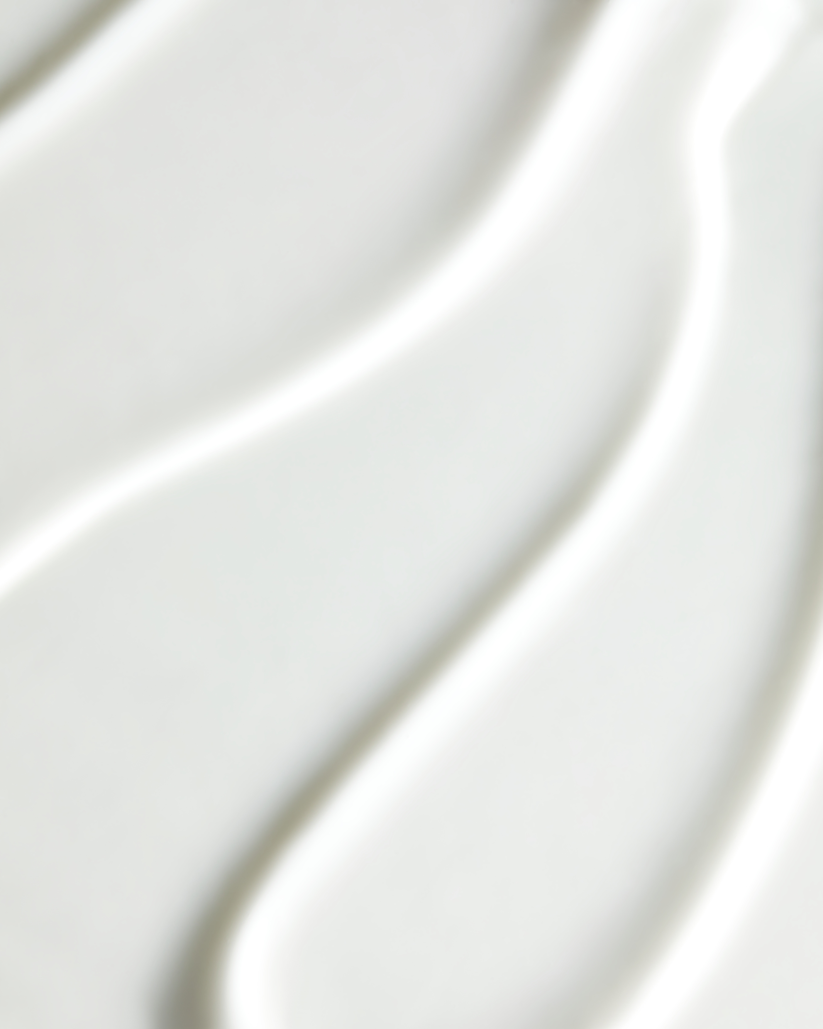 жінка тримає крем для обличчя Nivea