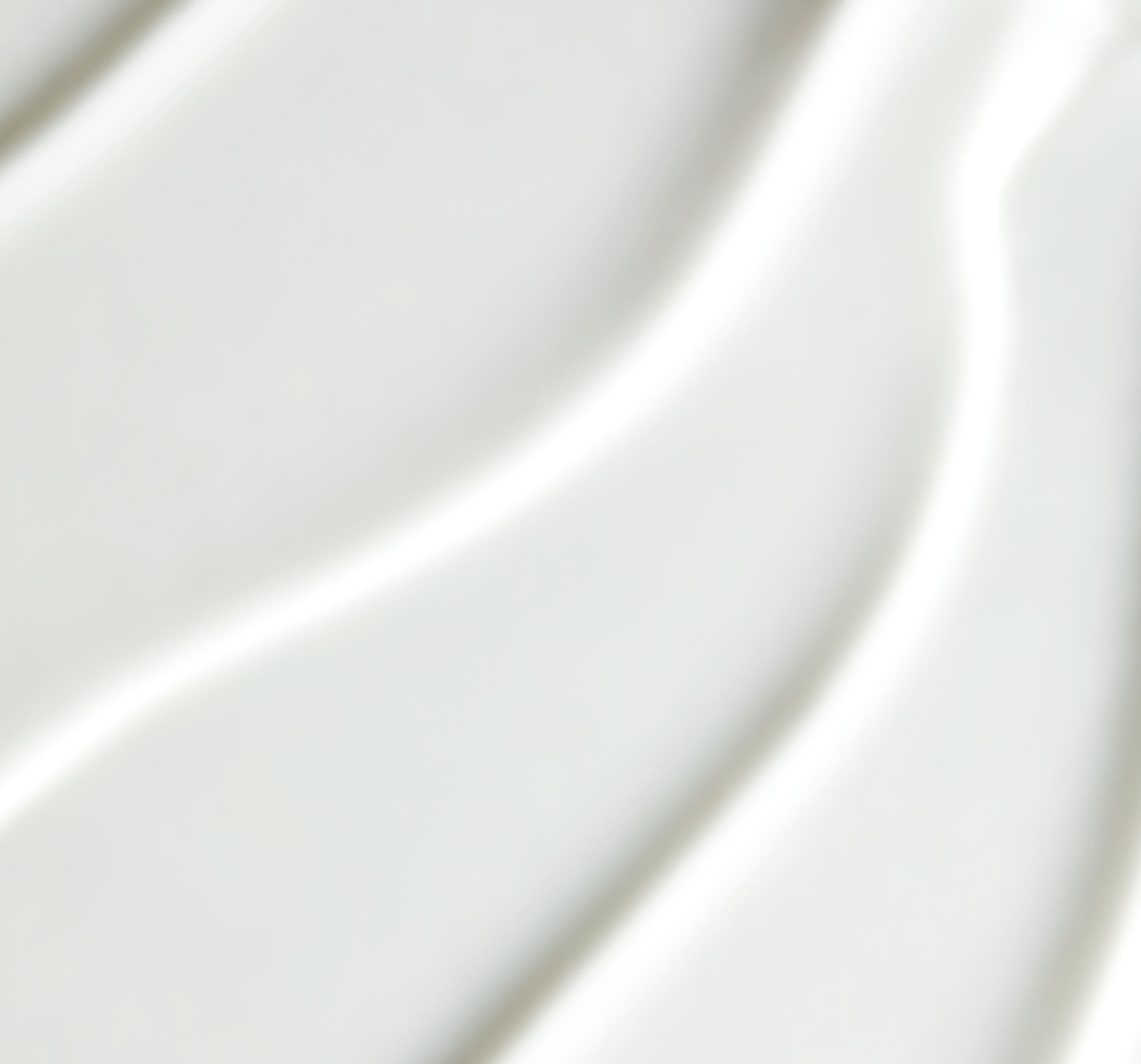 жінка тримає крем для обличчя Nivea