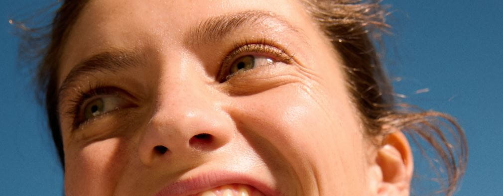 Femme noir souriante cheveux bouclés