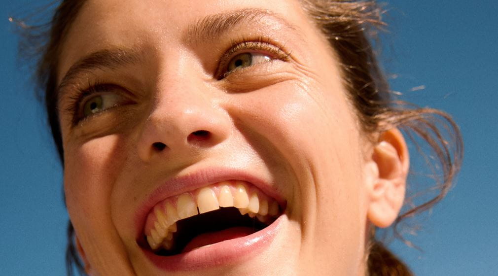 Femme noir souriante cheveux bouclés