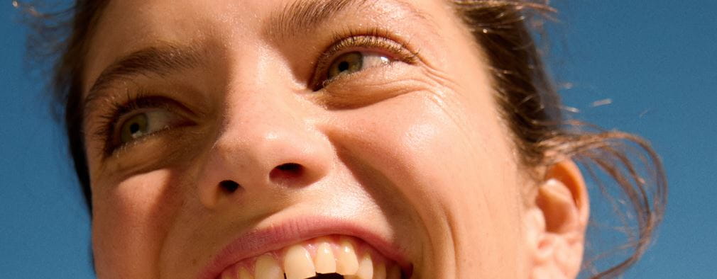 Lachende donkere vrouw met krullen