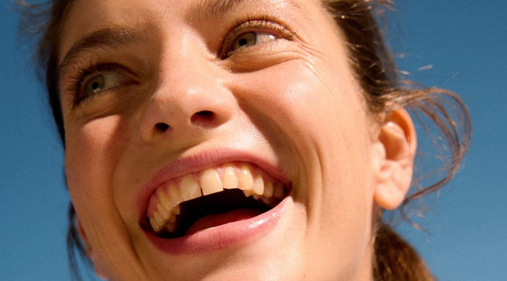 Lachende donkere vrouw met krullen